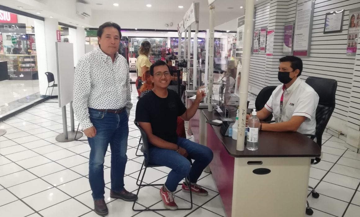 Entregan la primera credencial de elector no binaria de Yucatán