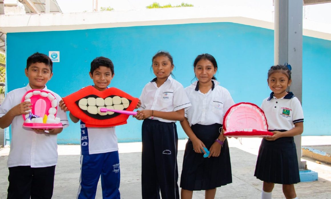 Entregan paquetes de salud bucal en escuelas de Yucatán