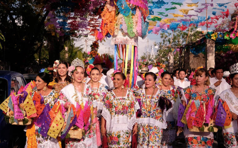 Mara Lezama participa en fiestas en honor de la Santa Cruz de Sabán
