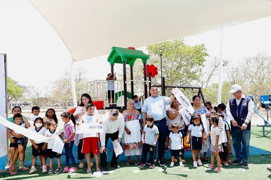 Renán Barrera entrega parque en San Pedro Chimay