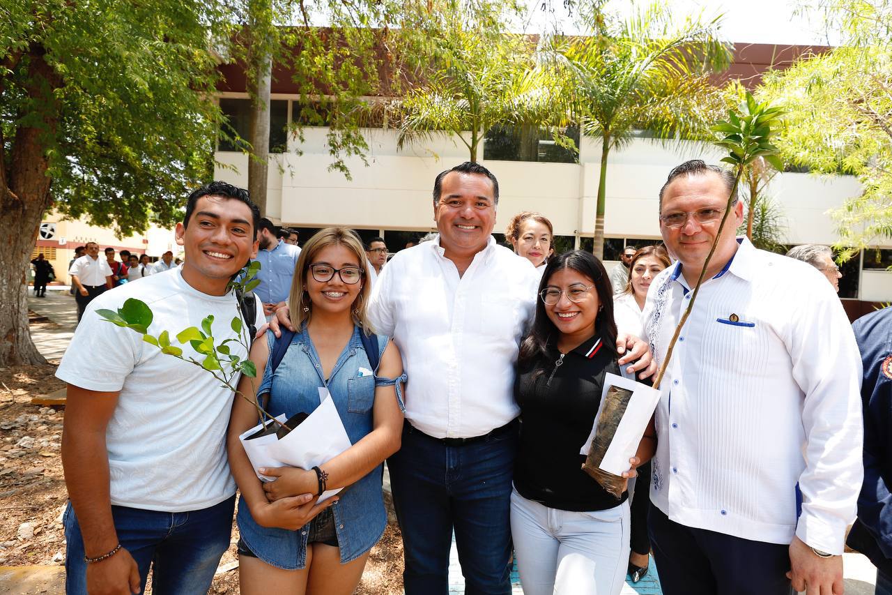 Renán Barrera firma convenio con el Tecnológico de Mérida para beneficiar a la población estudiantil