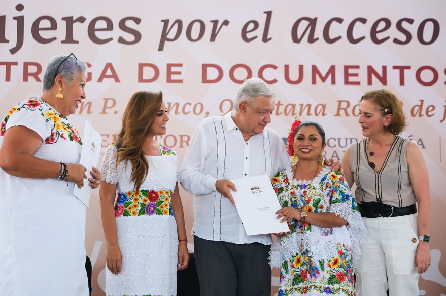 AMLO y Mara Lezama entregan documentos agrarios a mujeres en Chetumal