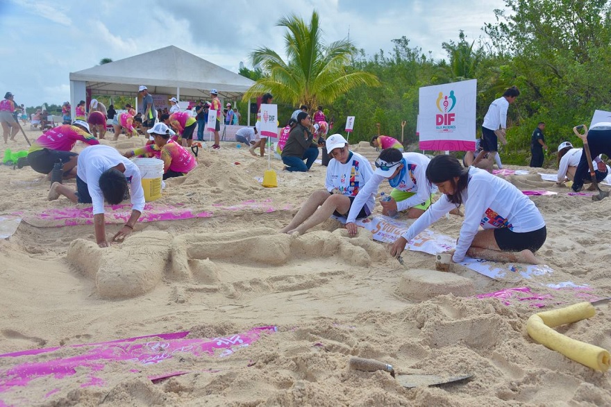 DIF Quintana Roo realiza concurso de esculturas en arena en Cozumel