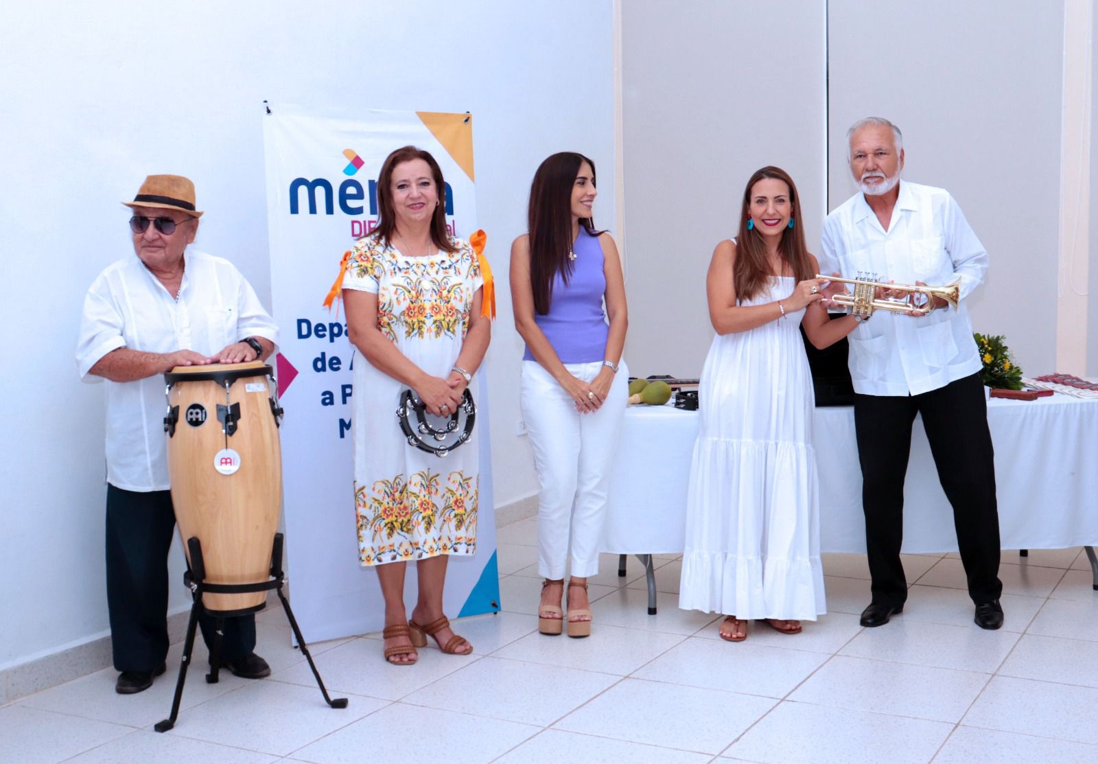 DIF de Mérida entrega nuevos instrumentos musicales a coro de personas mayores