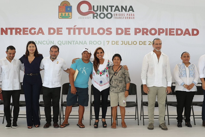 Mara Lezama entrega títulos de propiedad a familias de Quintana Roo