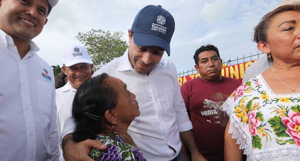 Mauricio Vila entrega apoyos a vecinos de Ticimul