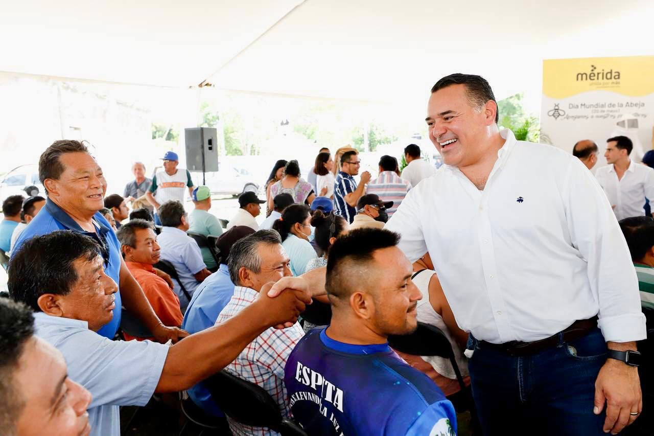 Renán Barrera entrega apoyos a proyectos productivos