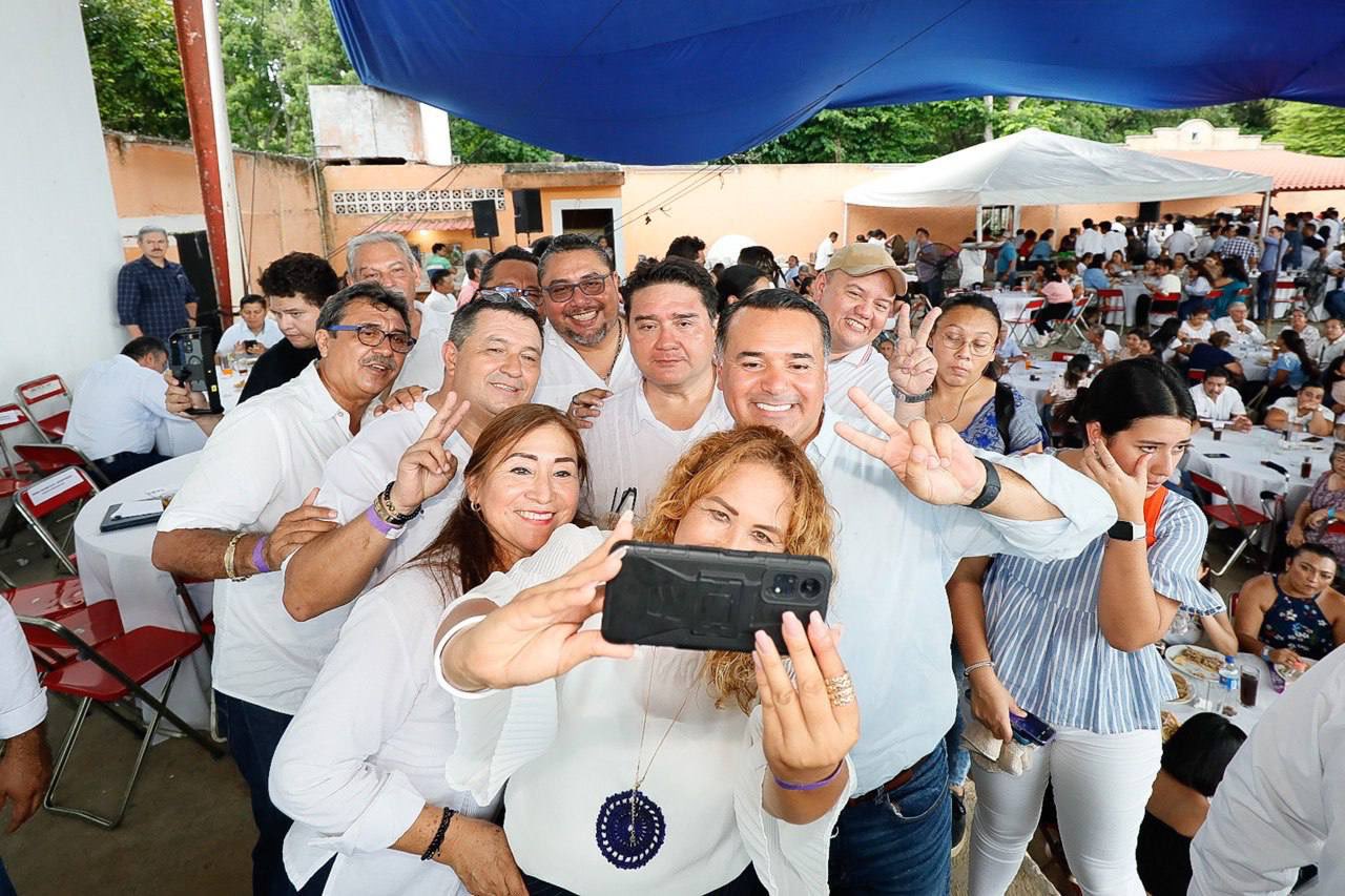 Renán Barrera realiza encuentro con maestros de Yucatán