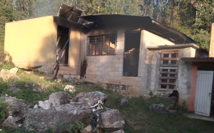 Encapuchados incendian escuela primaria en Oxchuc, Chiapas