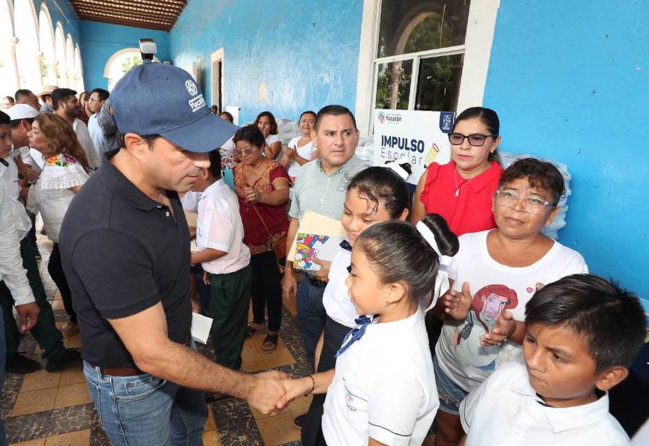 Mauricio Vila visita Temax; entrega apoyos sociales como 'Impulso Escolar'