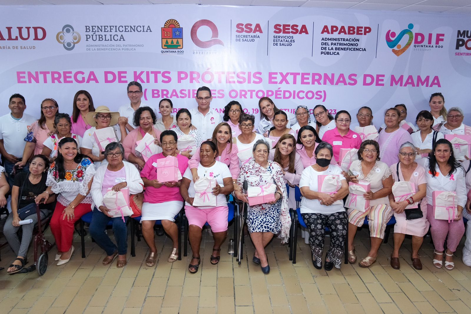 Mara Lezama entrega prótesis a mujeres sobrevivientes de cáncer de mama