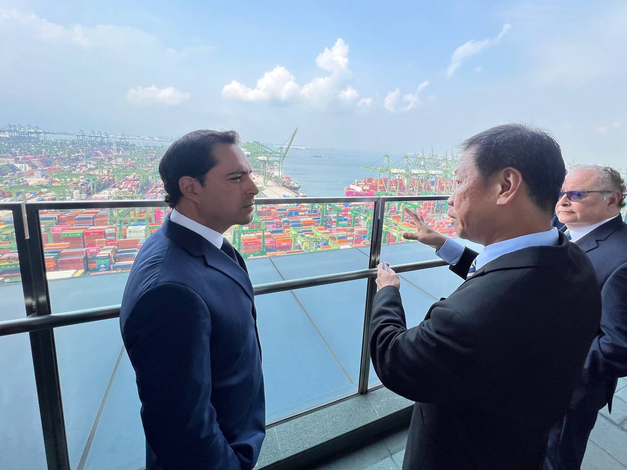 Mauricio Vila visita el puerto de Singapur