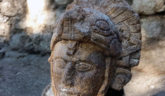 Hallan cabeza de guerrero maya en Chichén Itzá