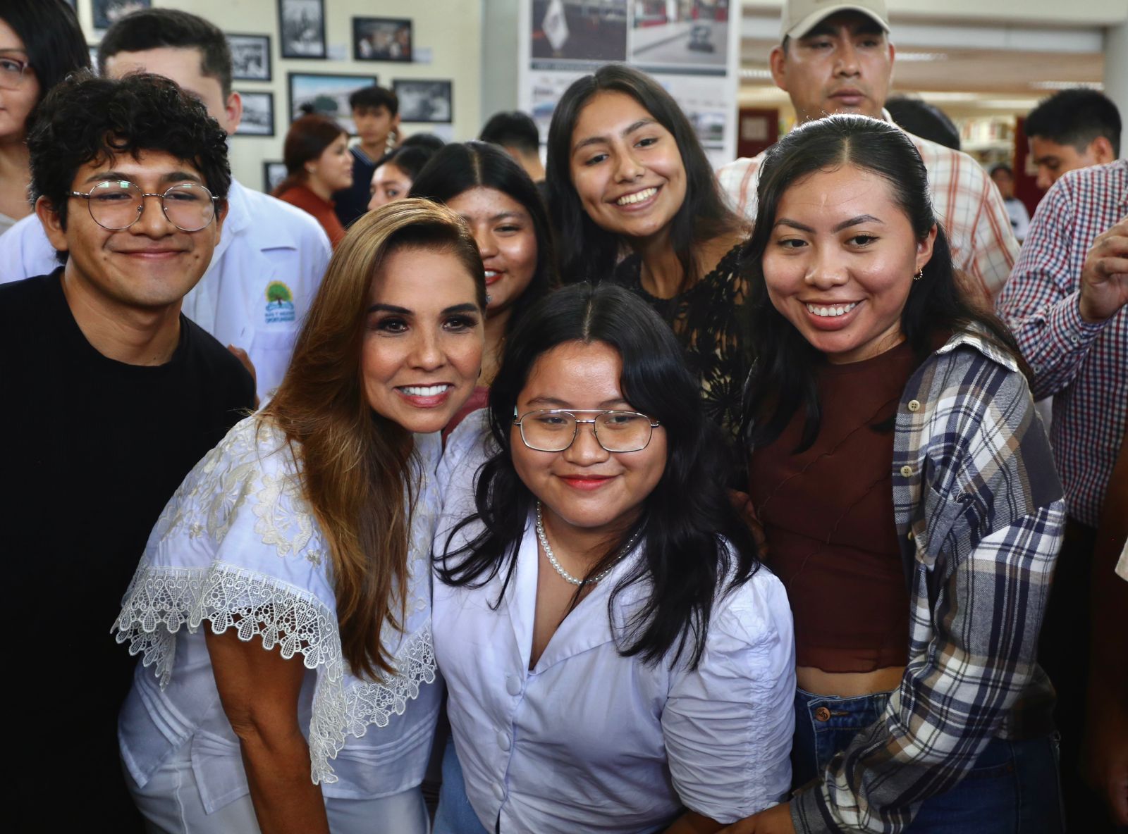 Mara Lezama anuncia becas mujeres universitarias