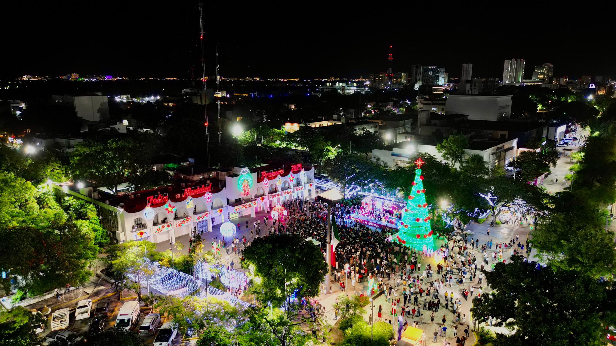 Mara Lezama enciende árbol navideño en Cancún
