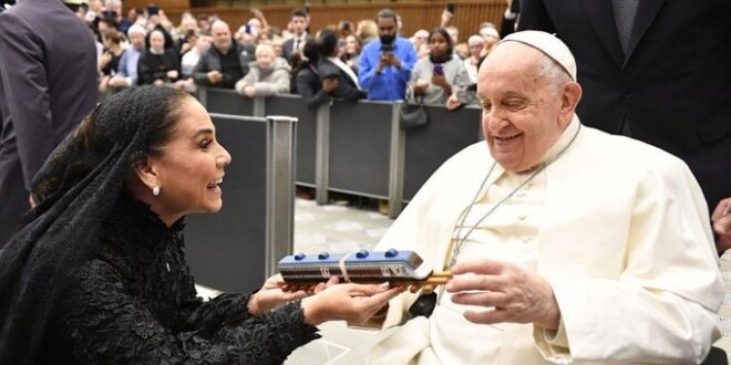 Mara Lezama entrega al Papa Francisco una carta de AMLO y una réplica del Tren Maya