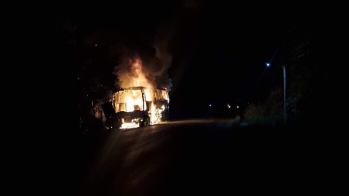Hombres armados queman vehículos y dejan amenazas en Tabasco