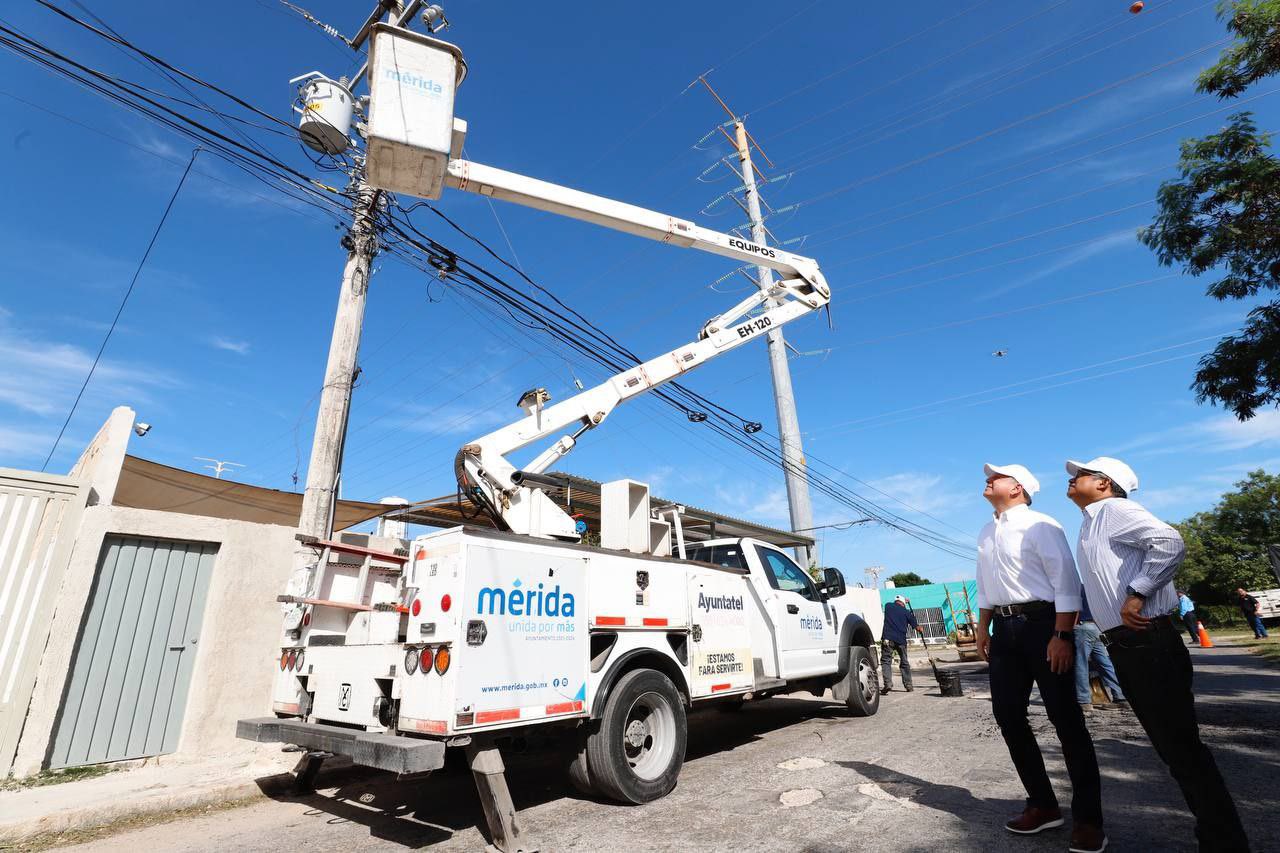 Realizan acciones de bacheo y alumbrado público en Juan Pablo II, Mérida