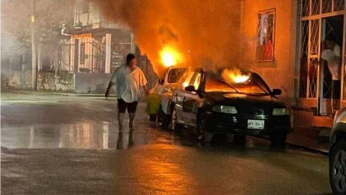 Sujetos queman vehículos y dejan narcomanta en Tabasco