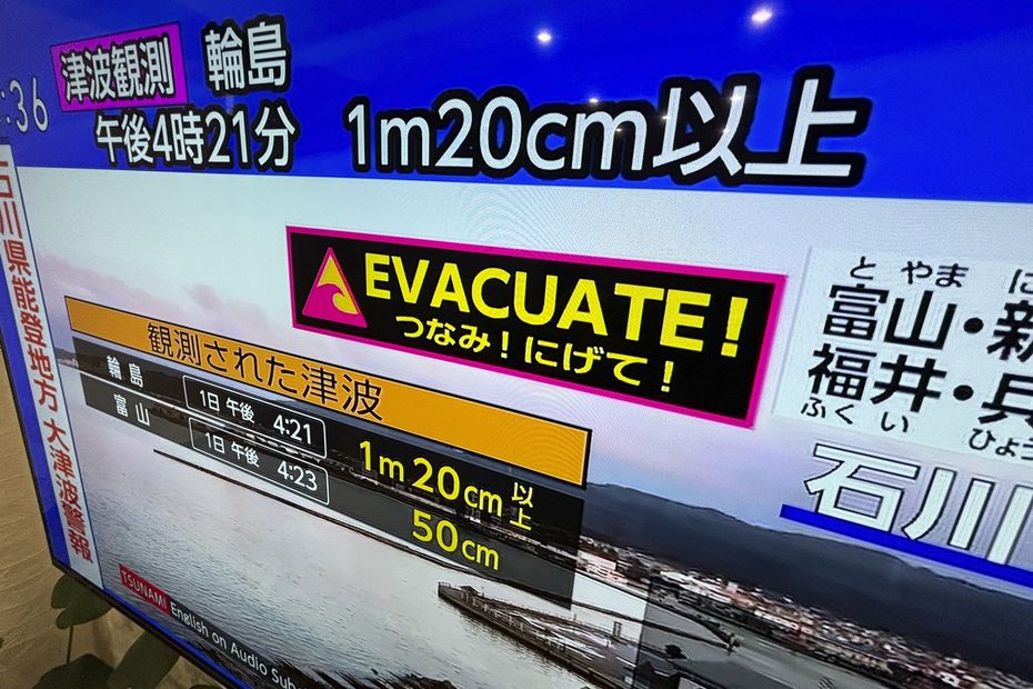 Una televisión muestra un aviso de tsunami, en Yokohama, cerca de Tokio, el 1 de enero de 2024. Foto: Eugene Hoshiko / AP