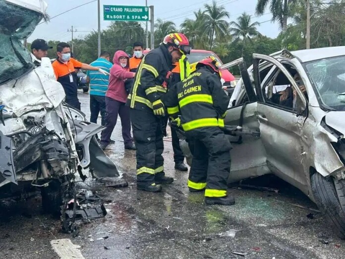 Cinco turistas argentinos murieron en fuerte accidente en carretera de Q.Roo