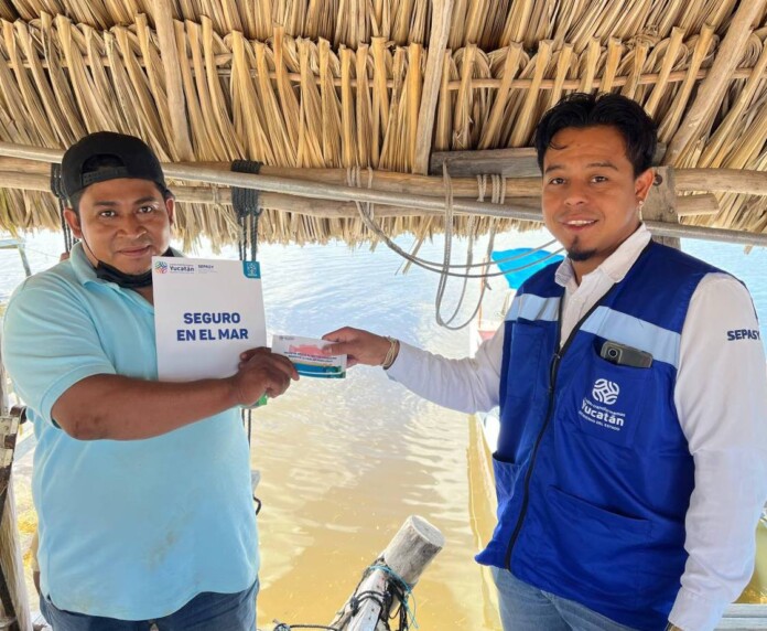 Continúa la entrega de apoyos a pescadores de Yucatán por la veda de Mero