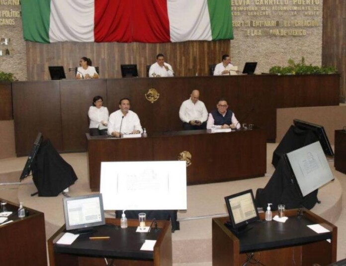 Funcionarios comparecen en el Congreso de Yucatán por 5° Informe de Mauricio Vila