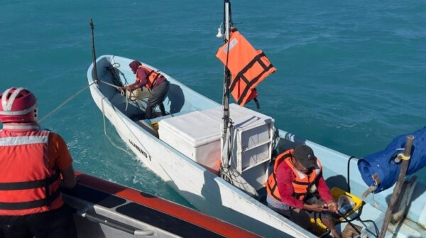 Marina rescata a 2 de los 5 pescadores desaparecidos en Celestún