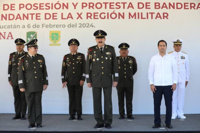 Mauricio Vila Dosal asiste a ceremonia de cambio de mando en la X Región Militar