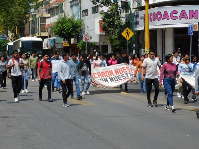 Marchan en Tuxtla Gutiérrez para exigir justicia por la muerte de normalista de Ayotzinapa