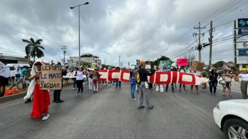 Opositores al Tren Maya bloquean carretera en Playa del Carmen