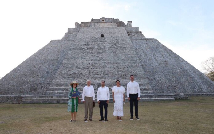 Reyes de Suecia recorren la zona arqueológica de Uxmal en Yucatán