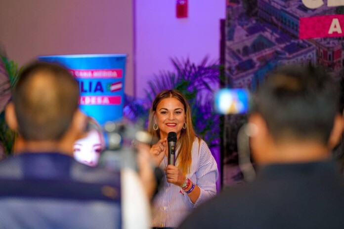 Cecilia Patrón expone propuestas a periodistas