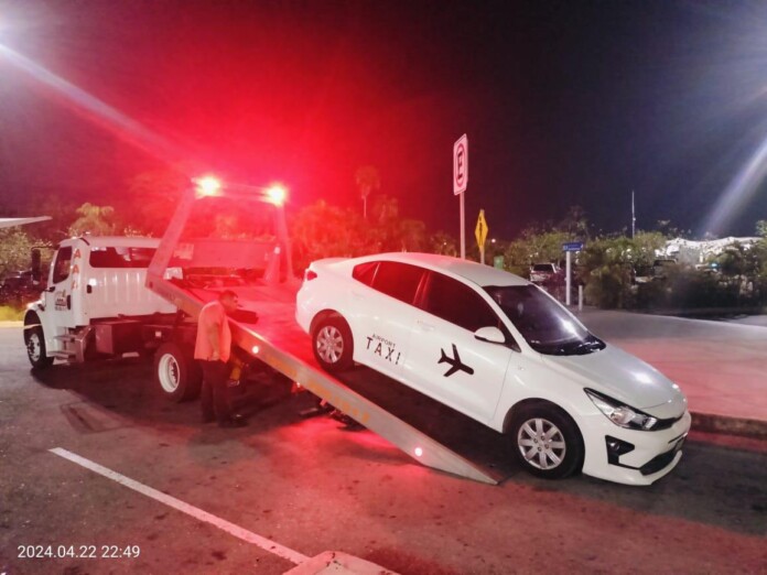 Detienen a taxista que intentó estafar a turista canadiense en el Aeropuerto de Cancún