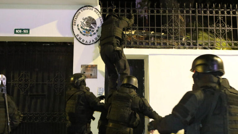 México acusa a Ecuador de ‘cruzar líneas que no se deben cruzar’ por asalto a Embajada
