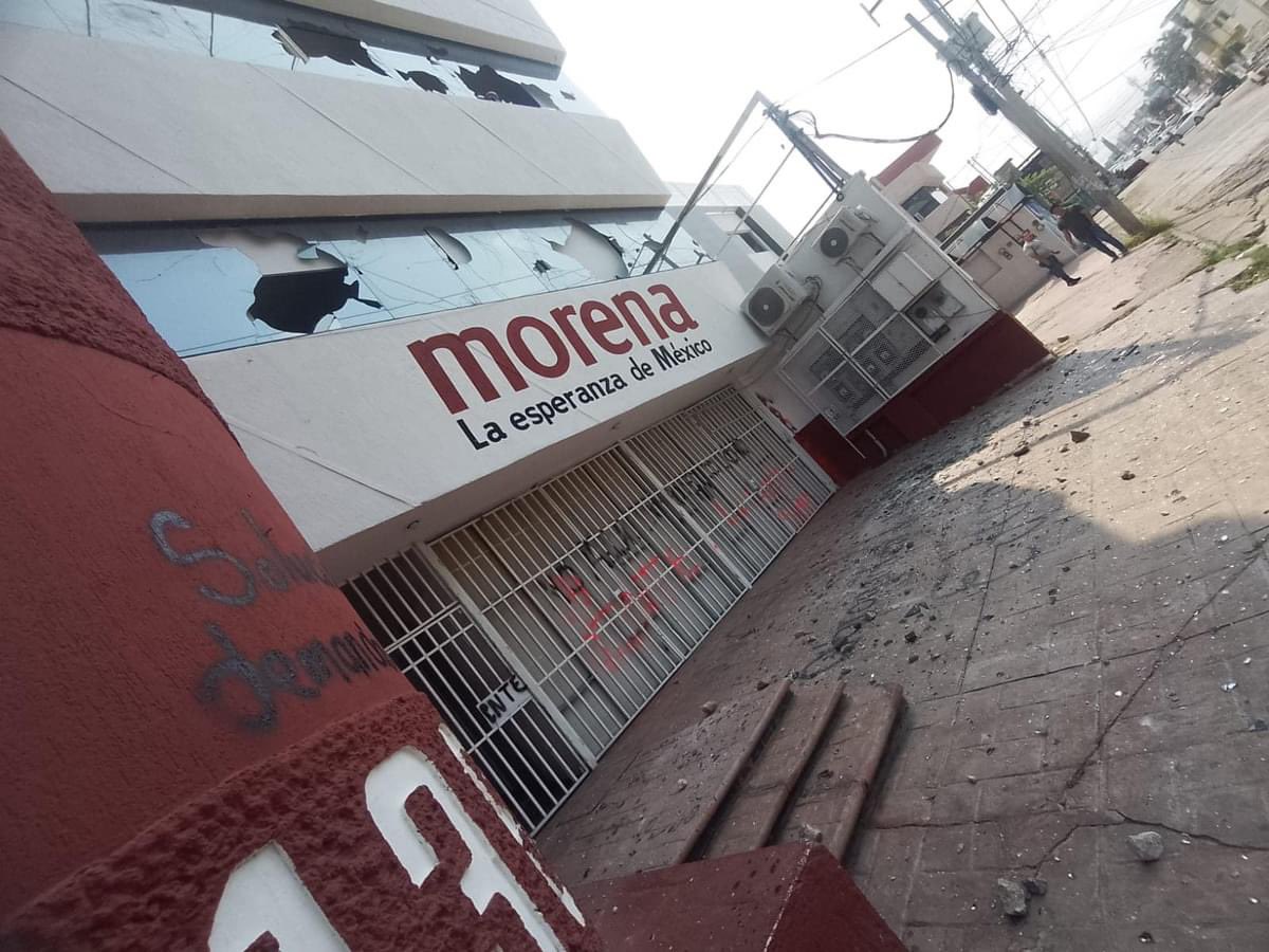 Maestros vandalizan oficinas de Morena, PRI y MC en Chiapas