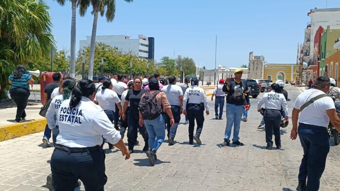 Policías de Campeche realizan plantones en edificios estatales; exigen el pago de su salario