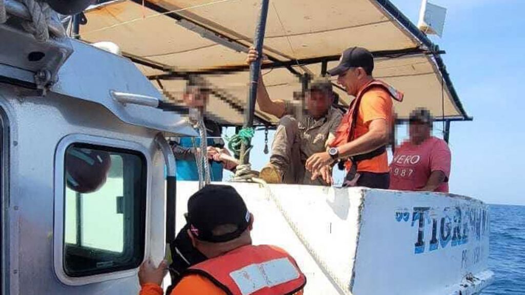 Rescatan a tres náufragos en Progreso, Yucatán