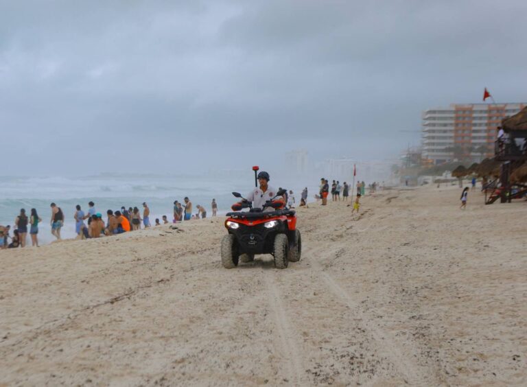 Playas de Cancún, listas con guardavidas para recibir a vacacionistas en el verano
