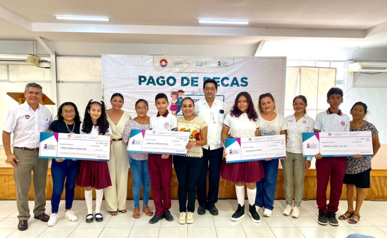 Entrega gobierno de Benito Juárez becas a alumnos de nivel secundaria
