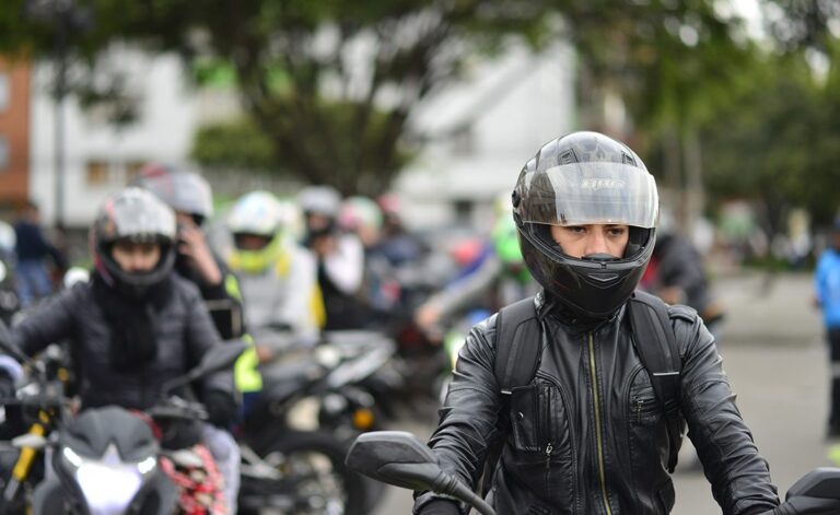 Uso de casco y chaleco con placa serán obligatorio para motociclistas