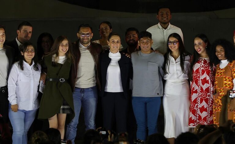 Sheinbaum promete casas y escuelas a jóvenes