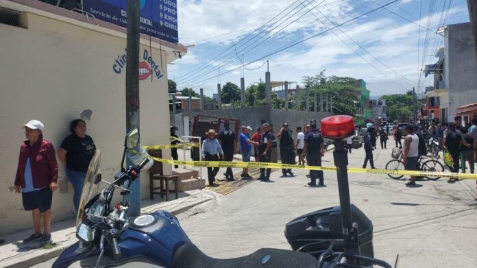 Camioneta se voltea y pasajeros salen expulsados en Tuxtla Gutiérrez