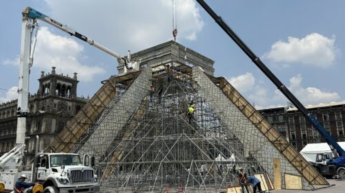 Instalan réplica de la pirámide de Kukulkán en el Zócalo de la CDMX