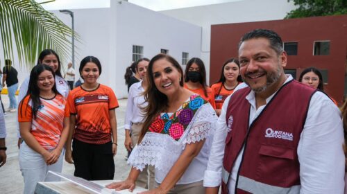 Mara Lezama le cumple a alumnos de la Universidad Politécnica de Quintana Roo