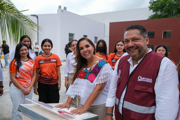 Mara Lezama le cumple a alumnos de la Universidad Politécnica de Quintana Roo