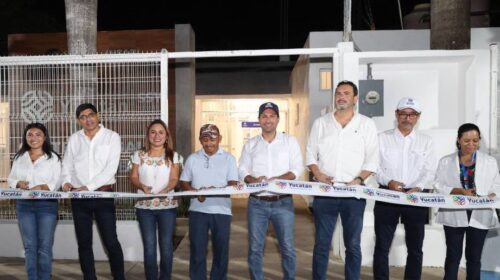 Mauricio Vila entrega el centro de salud de Chumayel