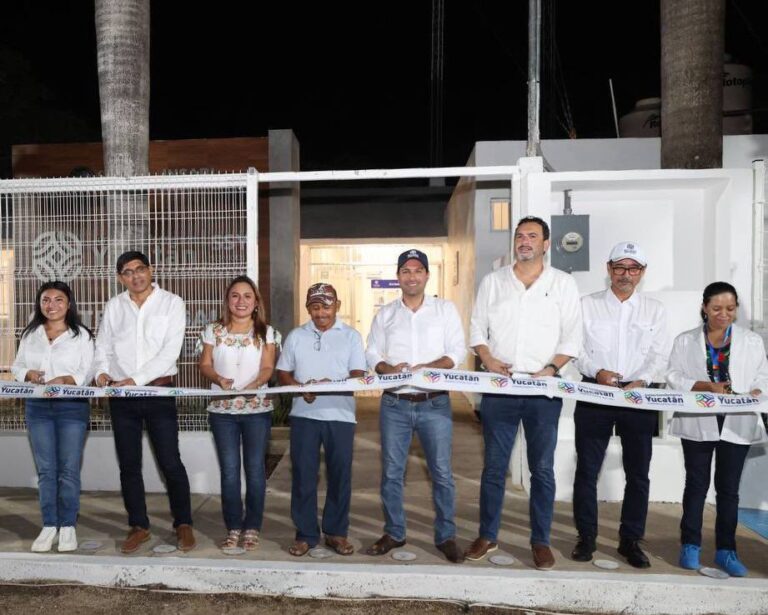 Mauricio Vila entrega el centro de salud de Chumayel
