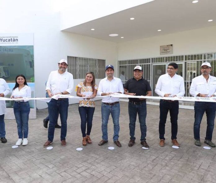 Mauricio Vila entrega trabajos de remodelación del centro de salud de Dzan