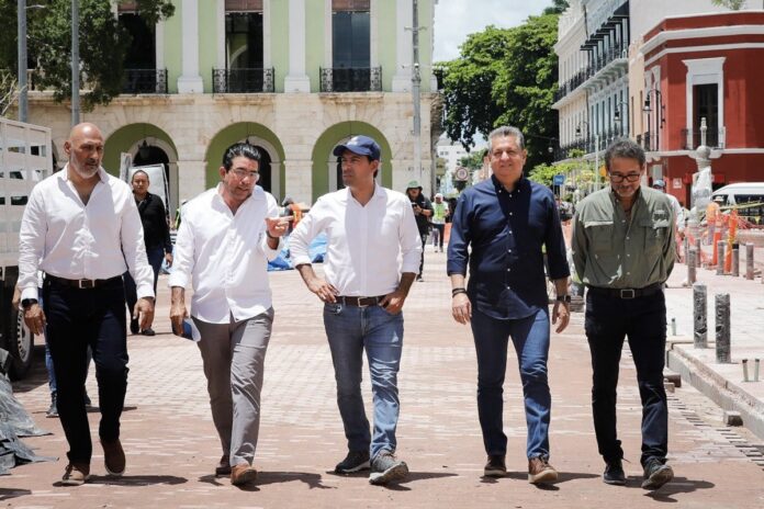 Mauricio Vila supervisa avances de remodelación de la Plaza Grande